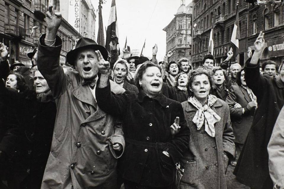 Erich Lessing 1956. október 23-ától kezdve különböző helyszíneken rögzítette az eseményeket. Képei az 1956-os magyar forradalom ikonikus dokumentumai lettek.