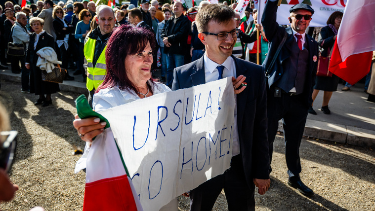 A celebek elmaradtak, de fideszes politikusok ott voltak a zászlómeneten