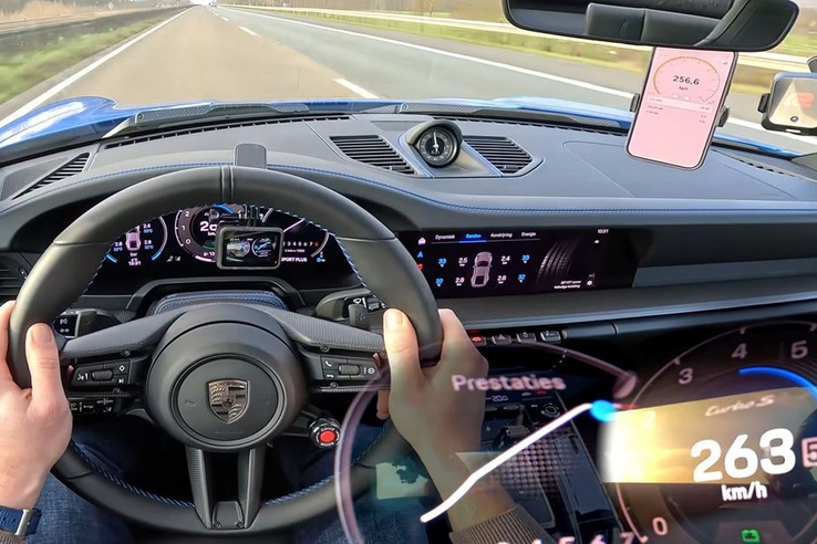 Ahogy a 911 Turbo S gyorsul, az maga a színtiszta őrület