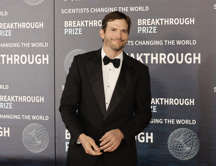 Ashton Kutcher két lábujja összenőttAshton Kutcher még egy televíziós műsorban is levette a cipőjét és a zokniját, hogy megmutassa: két lábujja részben összenőtt