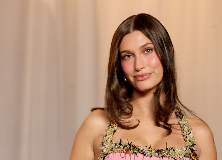 Hailey Bieber kisujjai születése óta görbékMiután többen megjegyzéseket tettek a kezére, Hailey Bieber 2020-ban elmagyarázta, hogy genetikai eredetű állapot miatt néznek ki másképp a kisujjai