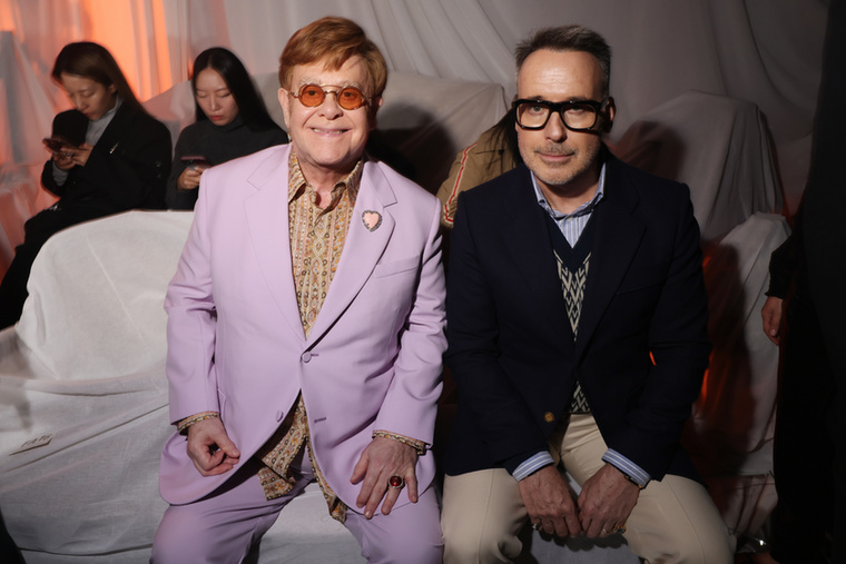 Elton John és David FurnishElton John és David Furnish 1993-ban egy véletlennek köszönhetően találkoztak: az énekes vacsorapartit rendezett angliai otthonában, hogy új embereket ismerjen meg, és már az első pillanatban kialakult közöttük a vonzalom