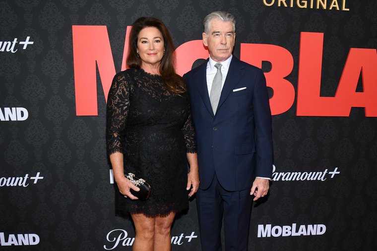 Pierce Brosnan és Keely Shaye SmithPierce Brosnan és Keely Shaye Smith 1994-ben, egy mexikói partin találkoztak, és hamar egymásba szerettek