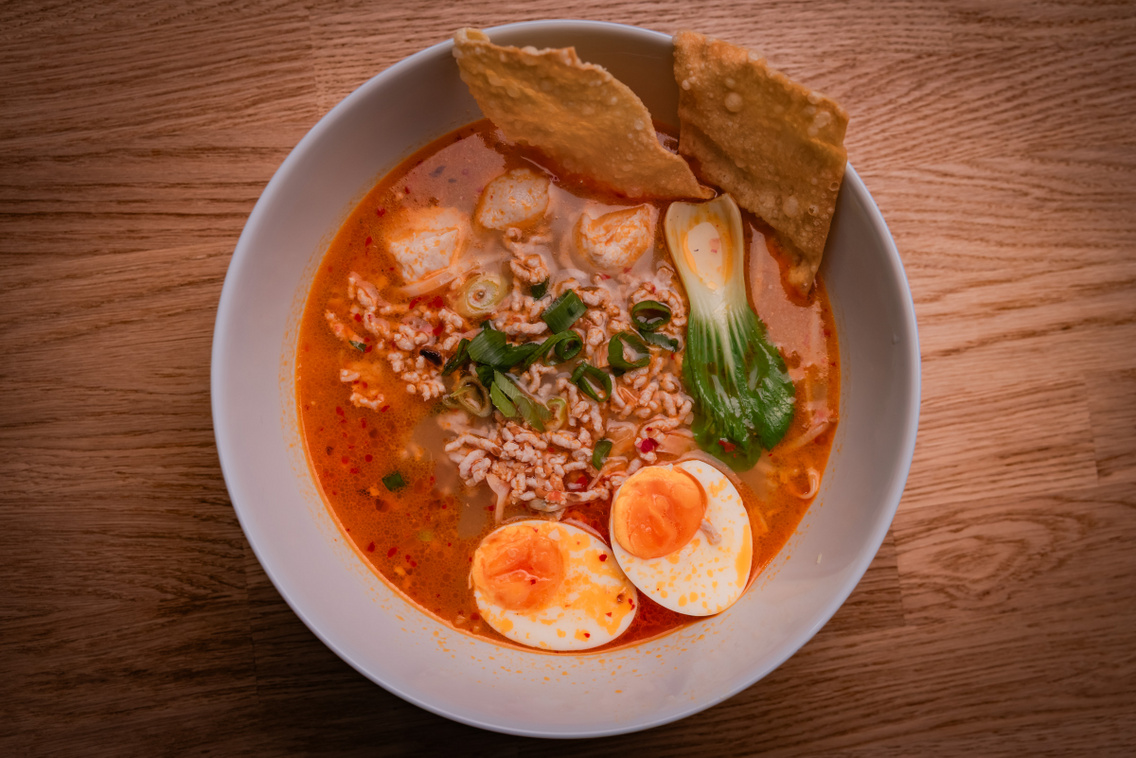 Darált sertéshúsos Kuay Tiew Tom Yum