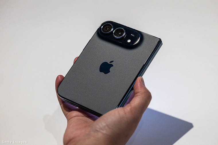 Az iPhone Duo összehajtott állapotban. (Fotó: Getty Images)