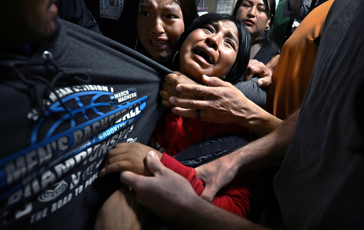Az év képe: 076-NorthAndCentralAmerica-STO-Carol Guzy-ZUMA Press-iWitness-for Miami Herald: Distraught girls cling to their father, Luis, as ICE detains him following an immigration hearing. Luis is a migrant from Ecuador living in the Bronx. According to his family, he had no criminal record. New York City, New York, United States