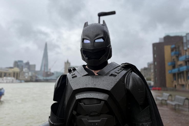 Batman fizeti az autósok tankolását és parkolási bírságait Londonban