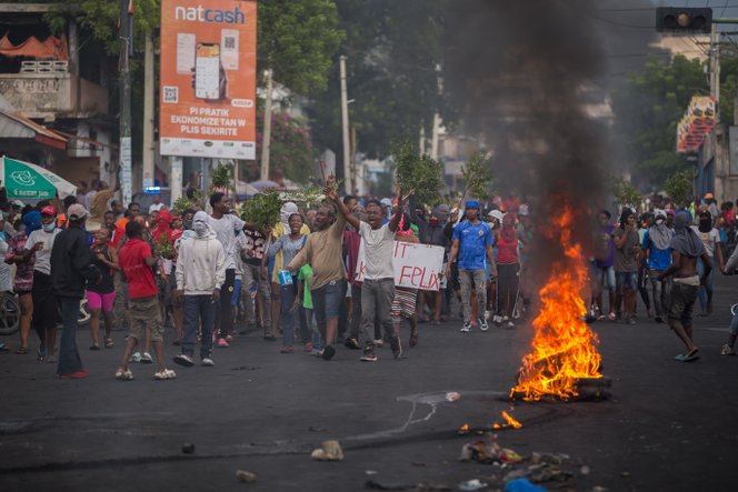 Könnygázzal oszlatták a bandaháborúk miatt utcára vonult tüntetőket Port-au-Prince-ben