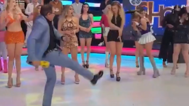 Élő adásban rúgta el a drónt a műsorvezető, amely arcon találta a modellt