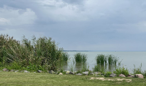 Három részre szakadhat a Balaton: az alacsony vízállás drasztikus következményeire figyelmeztet a kutató