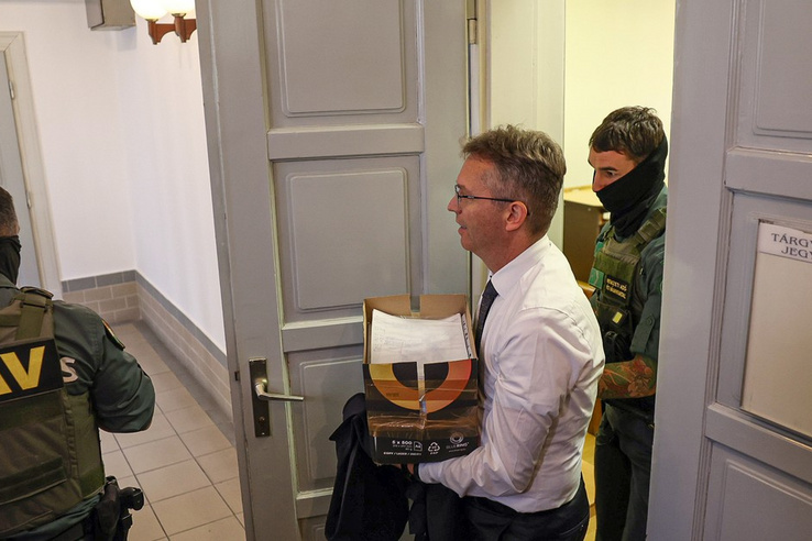 Döntöttek a fodrászról, akit Hankó Balázs kért a börtönbe