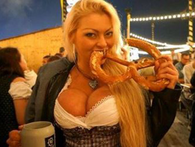 Ilyen, amikor Monique Covet vibrátort nyom az arcához