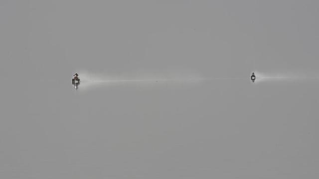 A sós fennsíkon megállt a víz, és tükröződik benne a leszállt köd. A versenyzők mintha a semmiben lebegnének