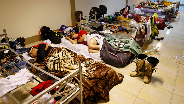 Így aludtak a motorosok a marathoni szakaszon. Inkább menekülttáborra hasonlít, mintsem luxusszállóra