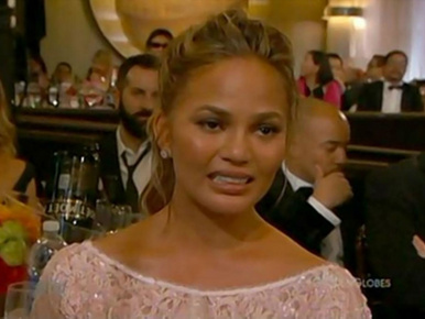 Chrissy Teigen síró arca nyerte a Golden Globe-ot