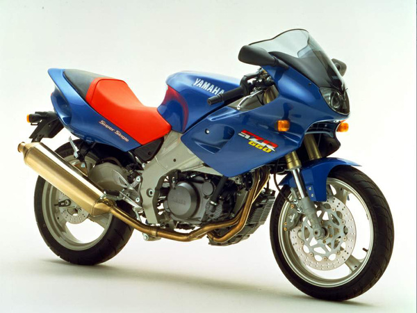 A Yamaha SZR660 ritkaság. Rengeteg rajta az igényes részlet, nem is tudjuk eldönteni, hogy melyik oldala előnyösebb: jobbról a Lafranconi kipufogóban gyönyörködhetünk, balról az alumínium lengővilla vonzza a tekintetet. Nyugodtan tekinthetjük a Yamaha MT-03 szellemi elődjének