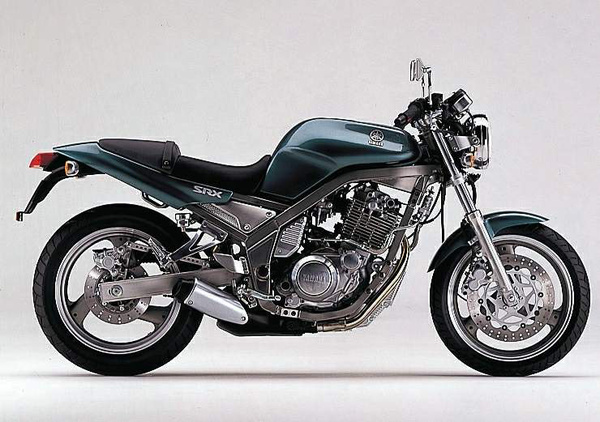 Yamaha SRX400: egy modern cafe racer egyhengeres motorral. A blokk alá húzott kipufogó csodálatos részlet