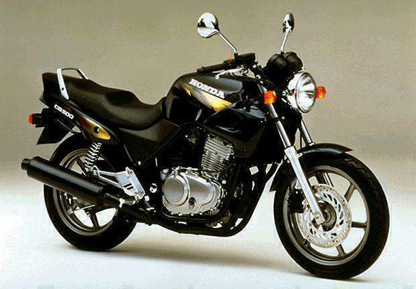 A Honda CB500 az kész válasz, ha valaki olcsó, kéthengeres naked bike-ot keres