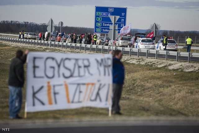 Tiltakozóakció az átalakított útdíjfizetési rendszer ellen. Rogán Antal Fidesz frakcióvezető tegnapi nyilatkozata szerint az autósok hetven százaléka nyert a megyei matricák bevezetésével