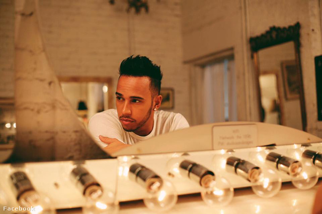 Hamilton a holtszezonban sokat foglalkozott a hajával