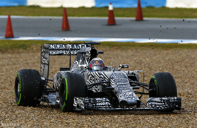 Ricciardo és a Red Bull RB11 a kavicsban