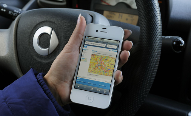A Car2Go szolgáltatásában mobiltelefonos alkalmazással kereshetünk szabad autót a városban
