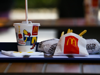 Mindenki nyugodjon meg, a mekis burger nem azért nem rohad, mert műanyag