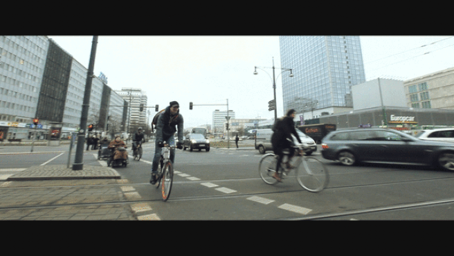 Imre Loránd Balázs biciklizik Berlinben - jelenet a készülő filmből