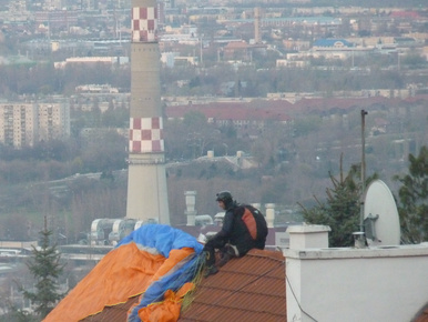 Így landolt a siklóernyős a budapesti háztetőn