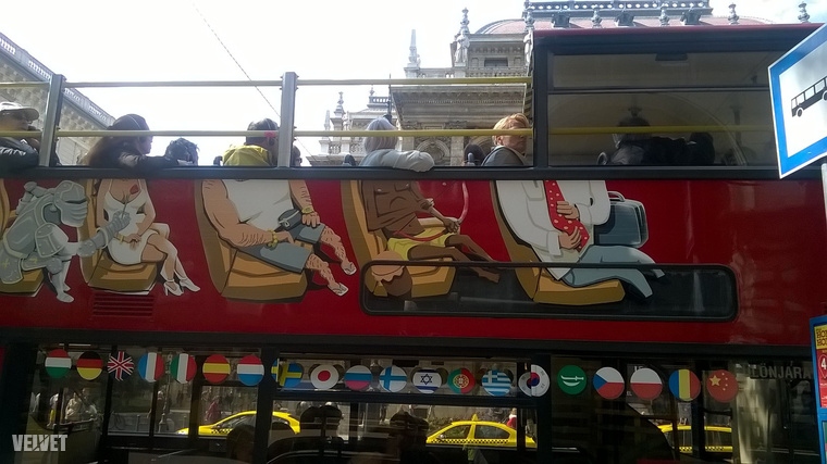 A városnéző busz oldala, jobbról a második rajz az, amit inkább nem így kellett volna