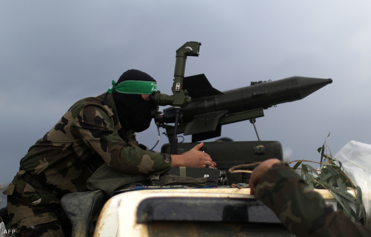 9M14 Malyutka rakétával pózoló Hamász milicista Gázában 2014. december 14-én