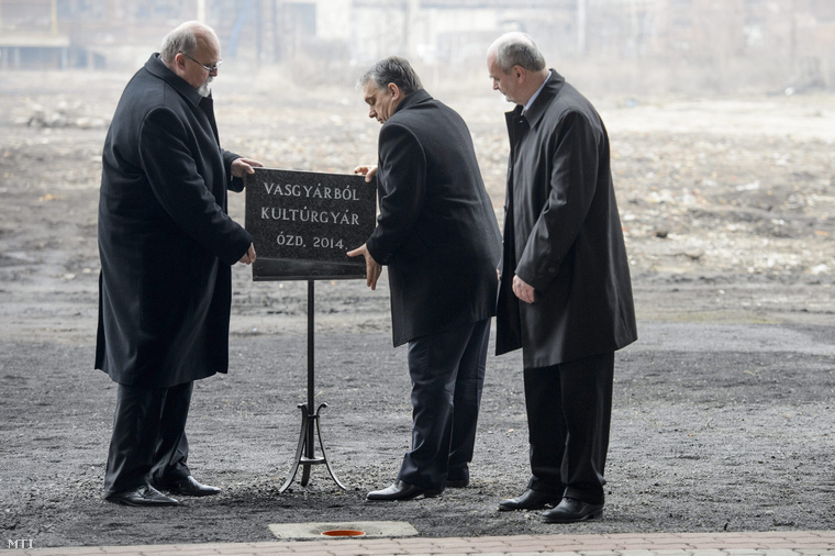 Orbán Viktor, Riz Gábor (b) és Fürjes Pál a település polgármestere (j) a Nemzeti Kulturális Dokumentációs Logisztikai Központ alapkövének lerakásán az Ózdi Ipari Parkban az egykori kohászati üzemben 2014. február 27-én.