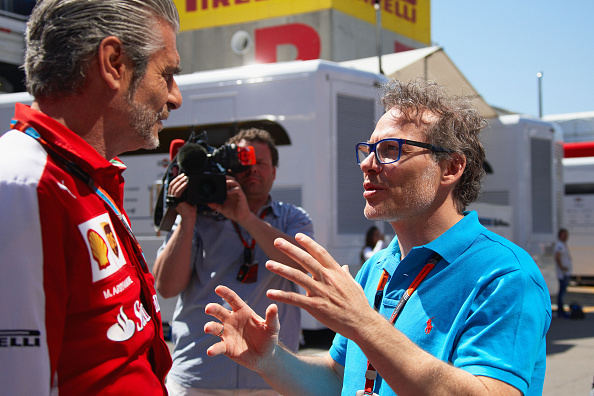 Villeneuve épp a Ferrari-csapatfőnök Maurizio Arrivabenének magyaráz
