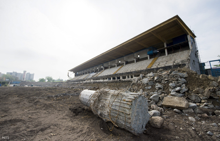 A bontás alatt álló Hidegkuti Nándor Stadion 2015. május 4-én. Az MTK labdarúgócsapatának új 5000-5500 néző befogadására alkalmas UEFA III-as besorolású stadionja a tervek szerint 2016 nyarára épül meg.