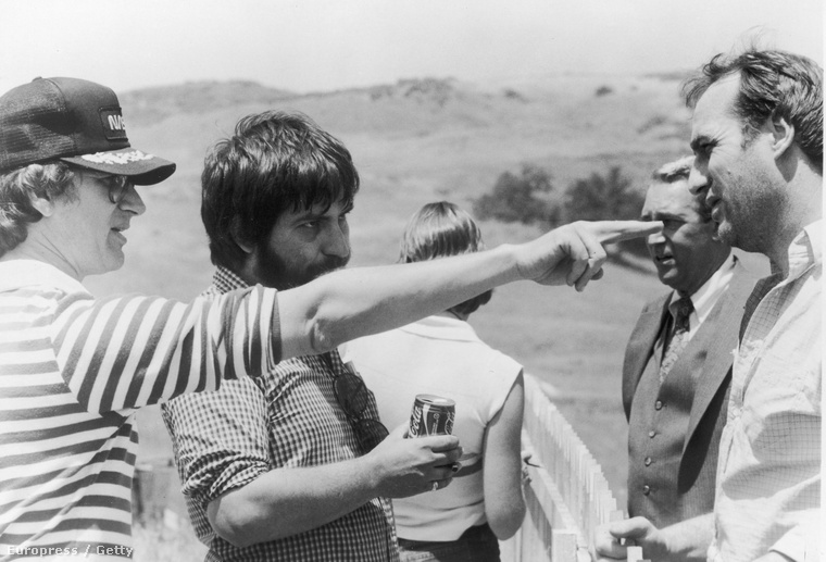 Spielberg Tobe Hooper hallgatólagos támogatásával James Carent és Craig T. Nelsont instruálja a temetői jelenet forgatásán