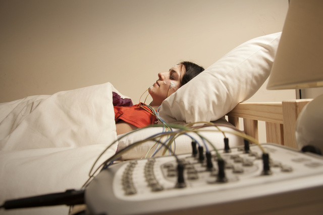Az alváslaborban végzett vizsgálat során pontosan felmérik, hogy milyen típusú alvászavara van valakinek. Rengeteg féle létezik, ezek közül a légzéskimaradás a leggyakoribb. Ezt hívják apnoe-nek