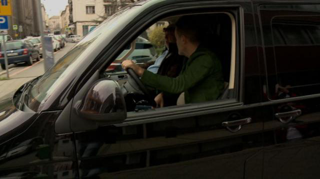 Habony Árpád és Andy Vajna a fekete kisbuszban, az RTL Klub felvételén.