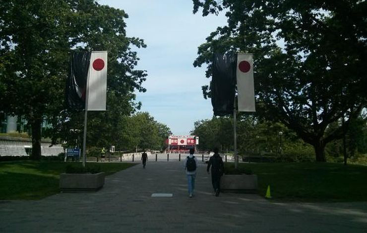 A forgatás kezdete előtt még le is takarták a horogkeresztes zászlókat.