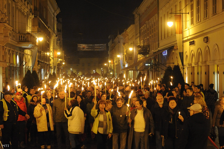 A Ságvári Endre Gyakorló Gimnázium átnevezése ellen szervezett fáklyás felvonulás résztvevői a szegedi Széchenyi téren 2015. március 30-án.