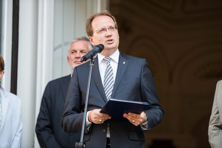 Hoppál Péter kultúráért felelős államtitkár beszédet mond a 15. Pécsi Országos Színházi Találkozó (POSZT) megnyitóján.
