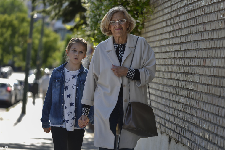 Manuela Carmena és unokája Madridban