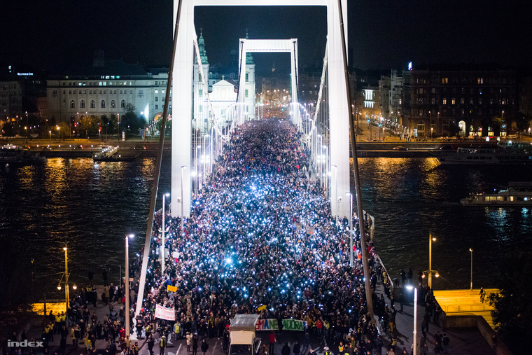 Az internetadó tervezete ellen tiltakozó tünetők vonulnak át az Erzsébet hídon 2014 őszén.