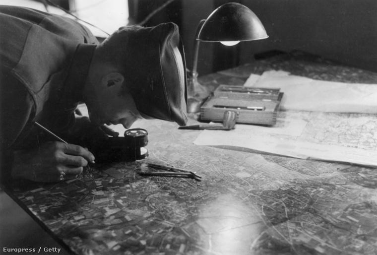 Felderítő küldetések anyagát elemzi egy angol hírszerző, 1944-ben.