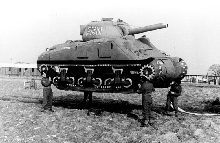 Felfújható Sherman tank, amit az ellenfél megtévesztésére használtak a harcmezőn.