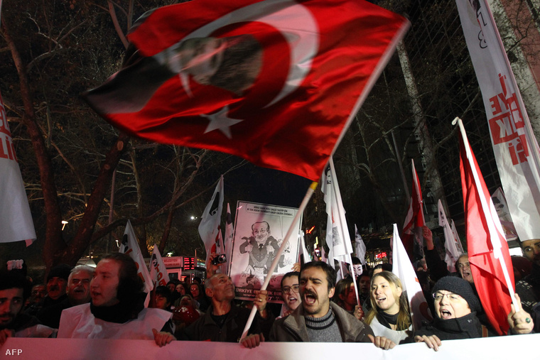 AKP ellenes tüntetők követelik a Recep Tayyip Erdogan lemondását