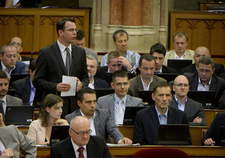 Mirkóczki Ádám jobbikos képviselő napirend előtt felszólal az Országgyűlés plenáris ülésén. Mellette Novák Ekőd.