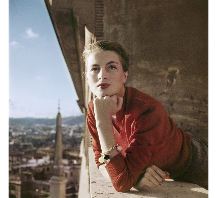 Capucine francia modell és színésznő az erkélyen, Róma 1951. augusztus.