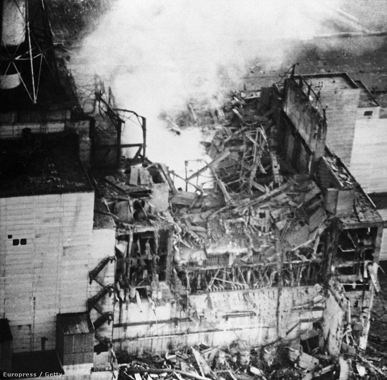 Radioaktív füst száll fel az erőmű felrobbant blokkjából. Az Igor Kosztyint szállító helikopter ennél is közelebb merészkedett a balesethez, és az összes filmet tönkretette a sugárzás.