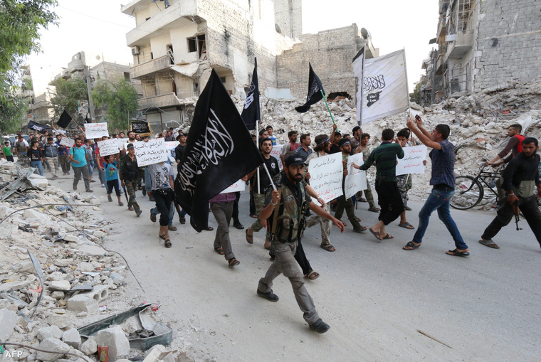 A szíriai al-Kaida tagjai vezetnek egy demonstrációt Aleppóban