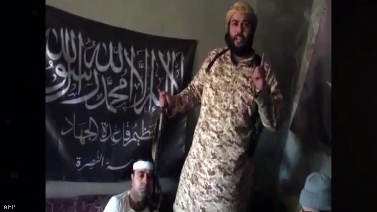 Az an-Núszra egyik vezetőjének videoüzenete, miután foglyul ejtették egy szíriai katonai helikopter legénységét 2015. márciusában